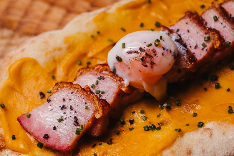 Pinsa de puré de calabaza y torreznos